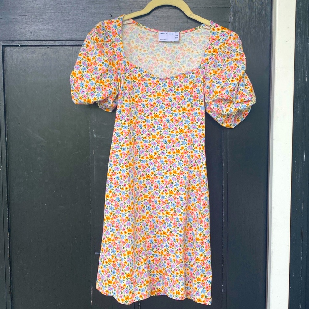ASOS floral dress, puff sleeves, size US 0.  Unlined. Like new, worn once.